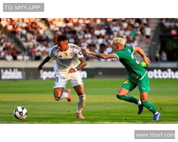 足球明星在中场精彩射门破门得分瞬间引爆全场激情